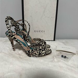 Gucci Women's Black and Cream Patterned Heels